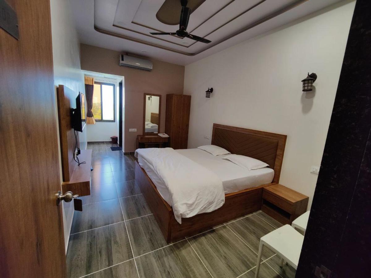 Hotel Nilkanth Navsari Exterior photo